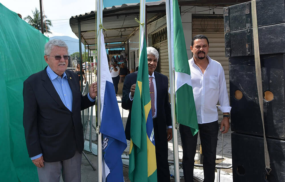Deputado Luiz Antônio hasteia bandeira do Estado do Rio de Janeiro