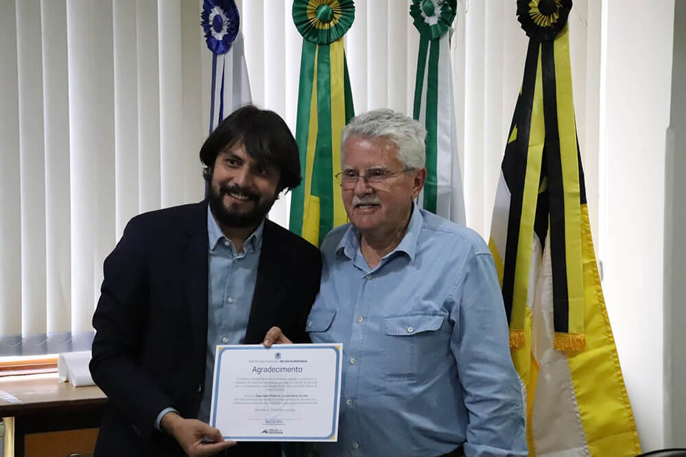 Deputado Luiz Antônio recebe agradecimento do prefeito Samuca Silva.