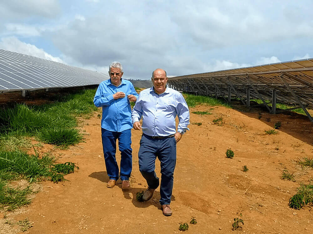 Deputado Luiz Antônio e Carlos Eduardo Faria visitam parque fotovoltaico em Rio das Flores