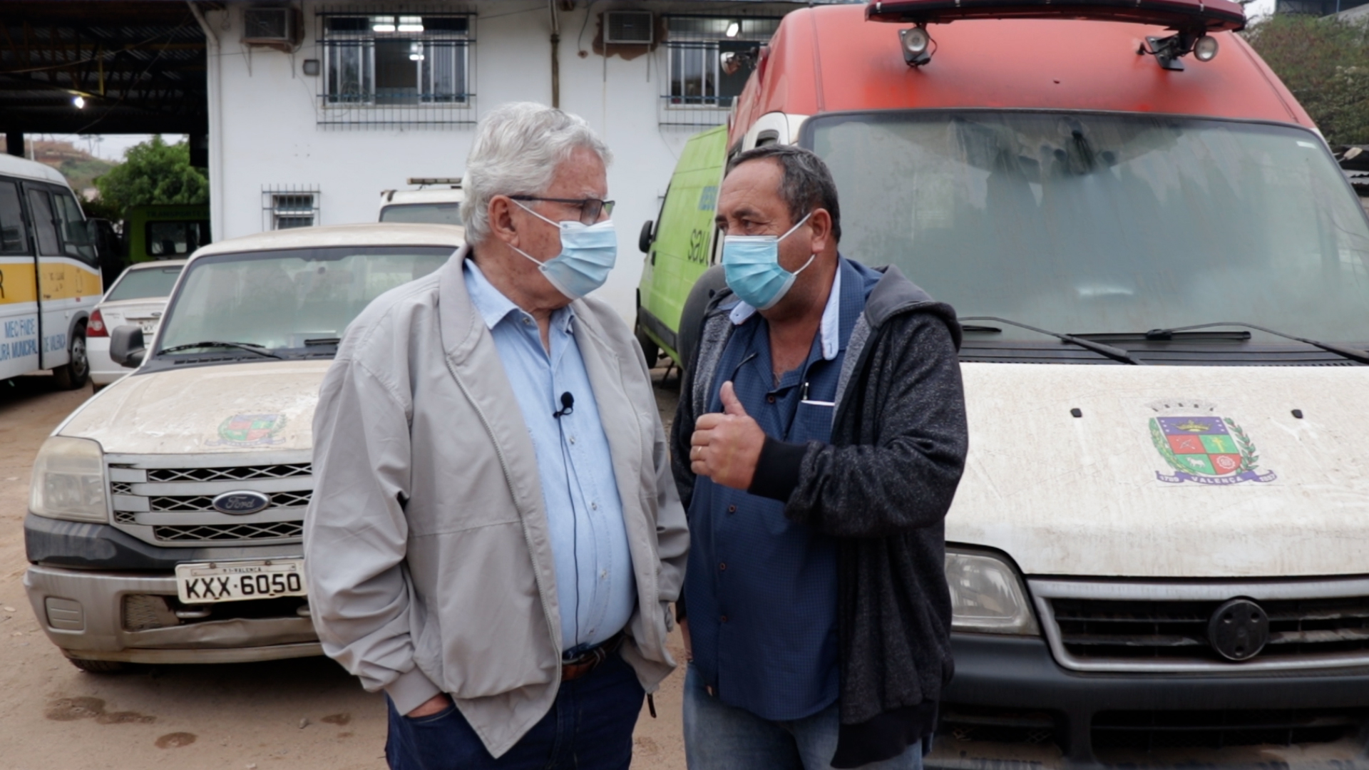 O deputado federal Luiz Antônio Corrêa conversa com o prefeito Fernandinho Graça sobre as ações de combate à COVID-19