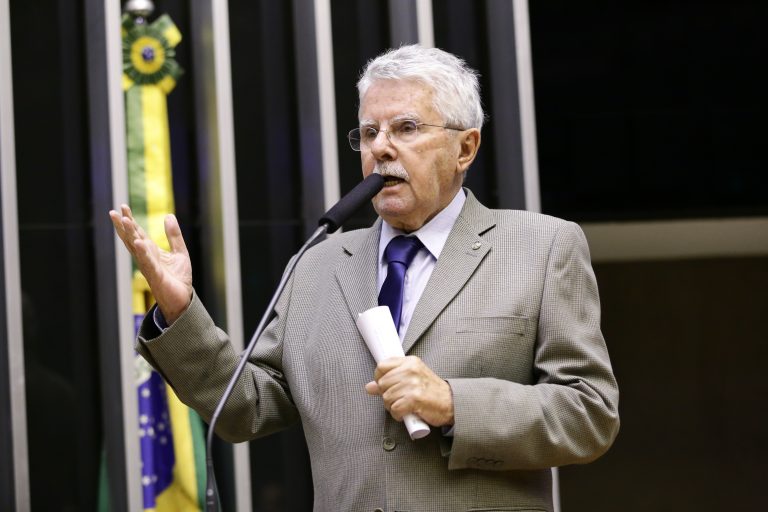 Luiz Antônio Corrêa aponta que as letras usadas atualmente em datas de validades de remédios dificultam a leitura - Michel Jesus/ Câmara dos Deputados 