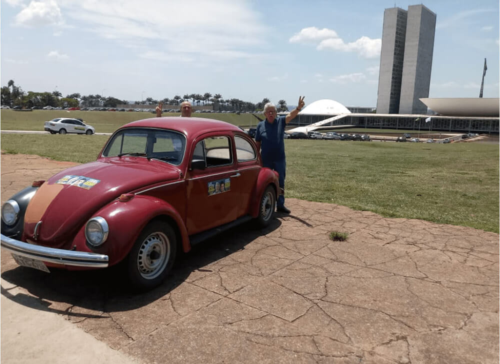 Deputado Luiz Antônio Corrêa chega de Fusca em Brasília