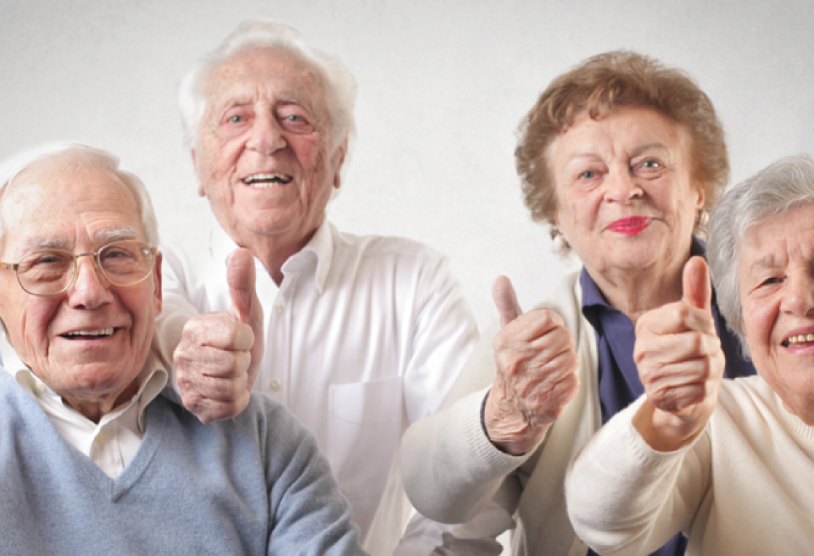 Aposentados comemorando