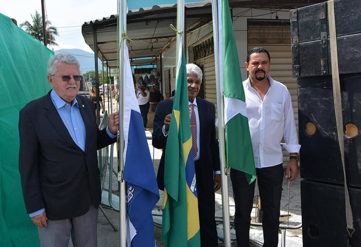 Deputado Luiz Antônio hasteia bandeira do Estado do Rio de Janeiro