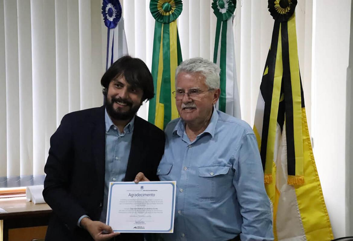 Deputado Luiz Antônio recebe agradecimento do prefeito Samuca Silva.