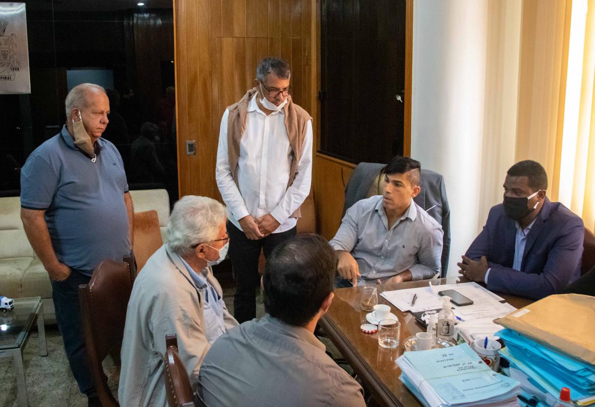 O deputado federal Luiz Antônio Corrêa visita o prefeito de Barra do Piraí, Mario Sergio, para falar sobre o combate à pandemia no município