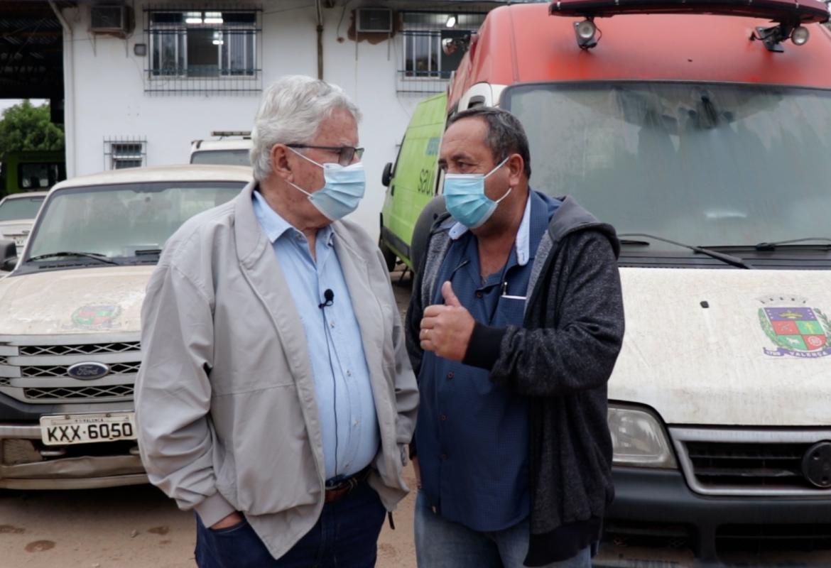 O deputado federal Luiz Antônio Corrêa conversa com o prefeito Fernandinho Graça sobre as ações de combate à COVID-19