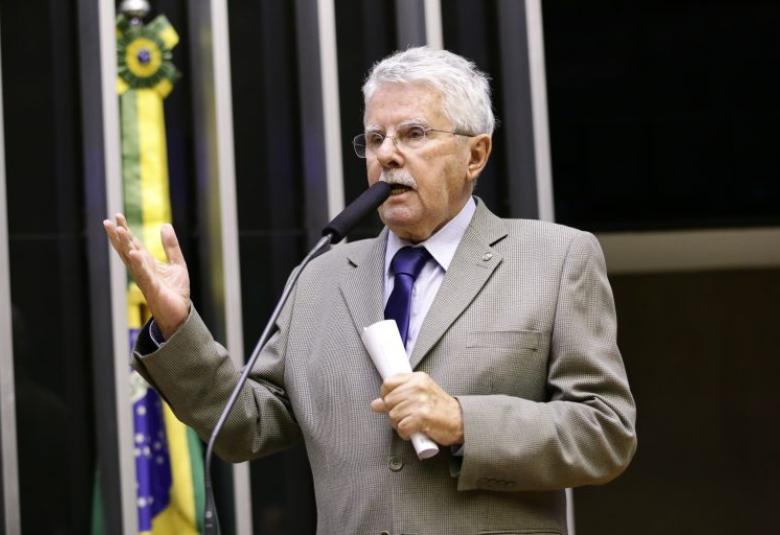 Luiz Antônio Corrêa aponta que as letras usadas atualmente em datas de validades de remédios dificultam a leitura - Michel Jesus/ Câmara dos Deputados 