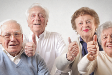 Aposentados comemorando