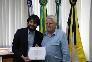 Deputado Luiz Antônio recebe agradecimento do prefeito Samuca Silva.