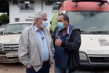 O deputado federal Luiz Antônio Corrêa conversa com o prefeito Fernandinho Graça sobre as ações de combate à COVID-19